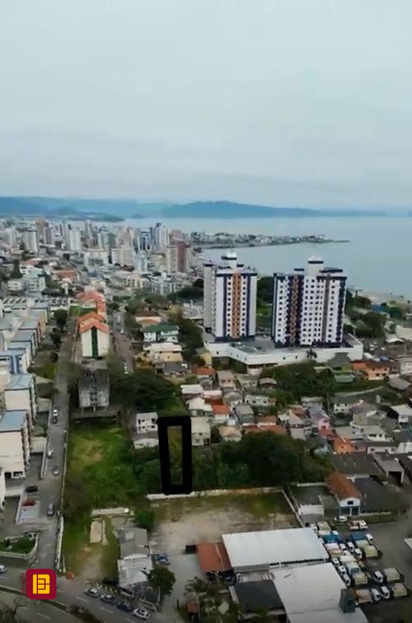 Terreno com 426m², no bairro Estreito em Florianópolis