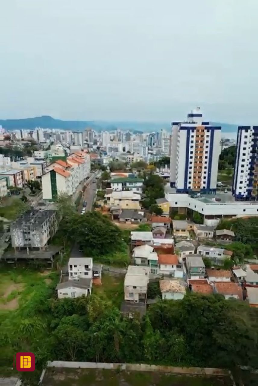 Terreno com 426m², no bairro Estreito em Florianópolis