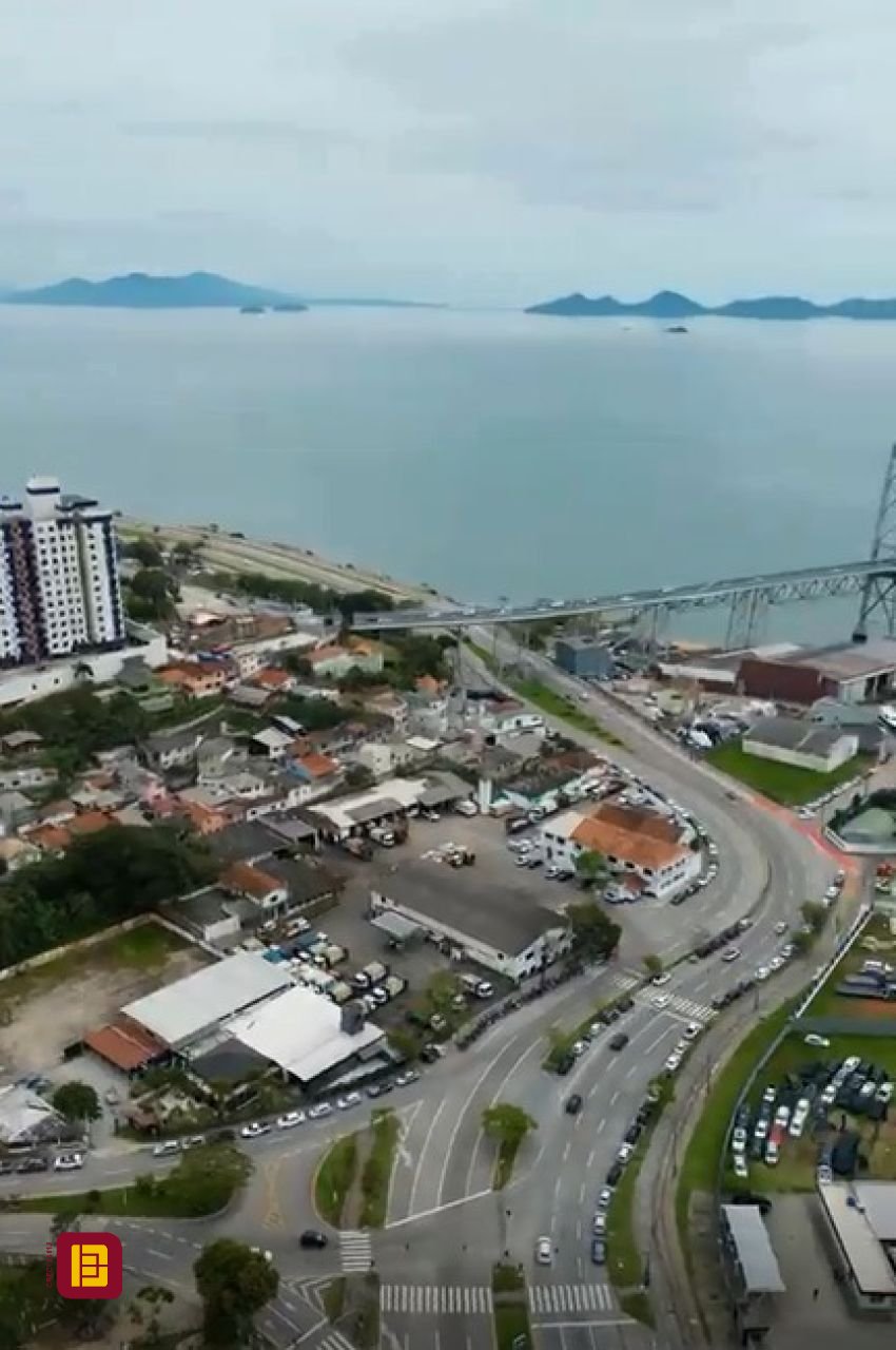 Terreno com 426m², no bairro Estreito em Florianópolis