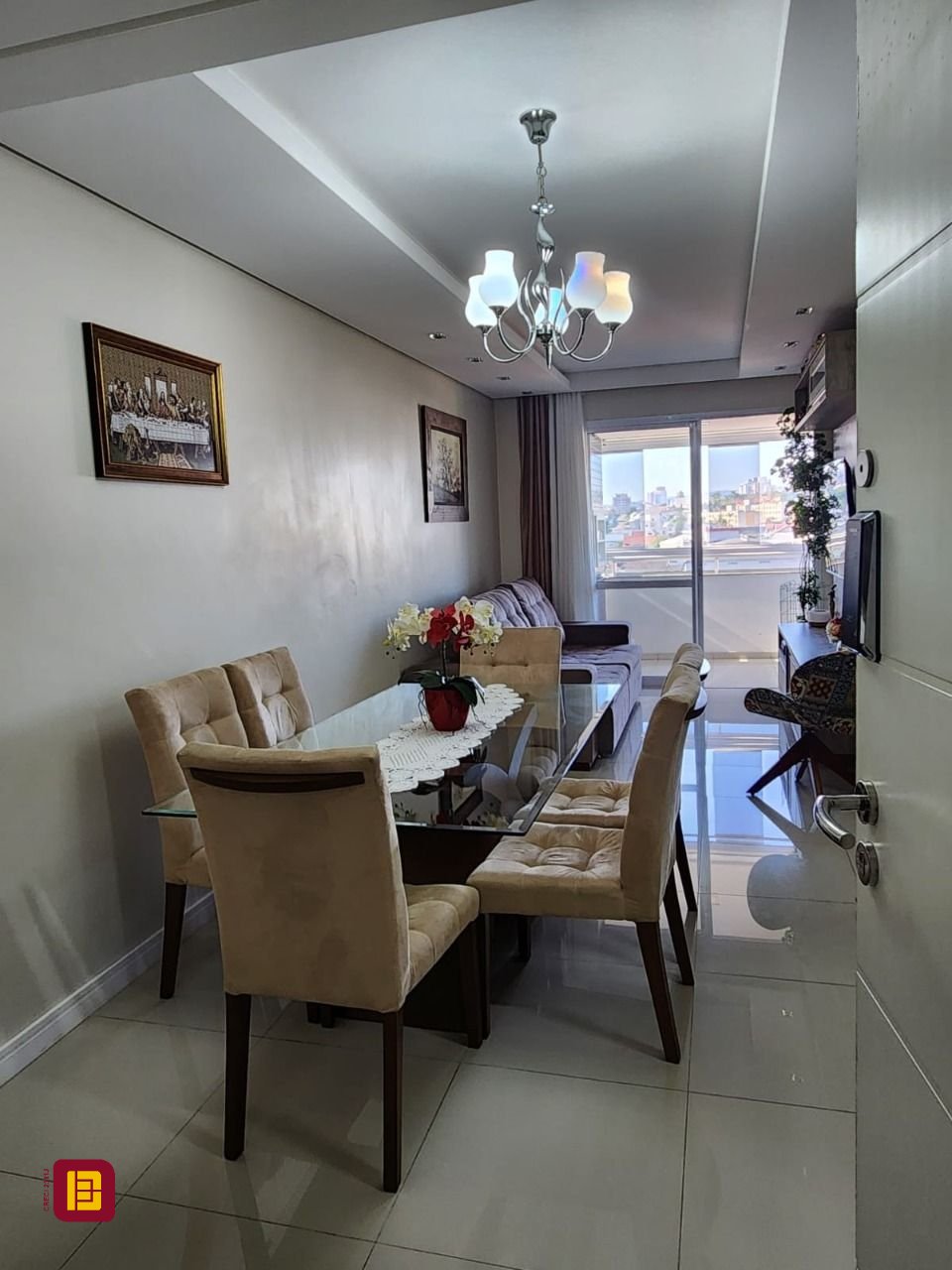 Apartamento com 92m², 3 quartos (sendo 1 suíte), 1 garagem, no bairro Barreiros em São José