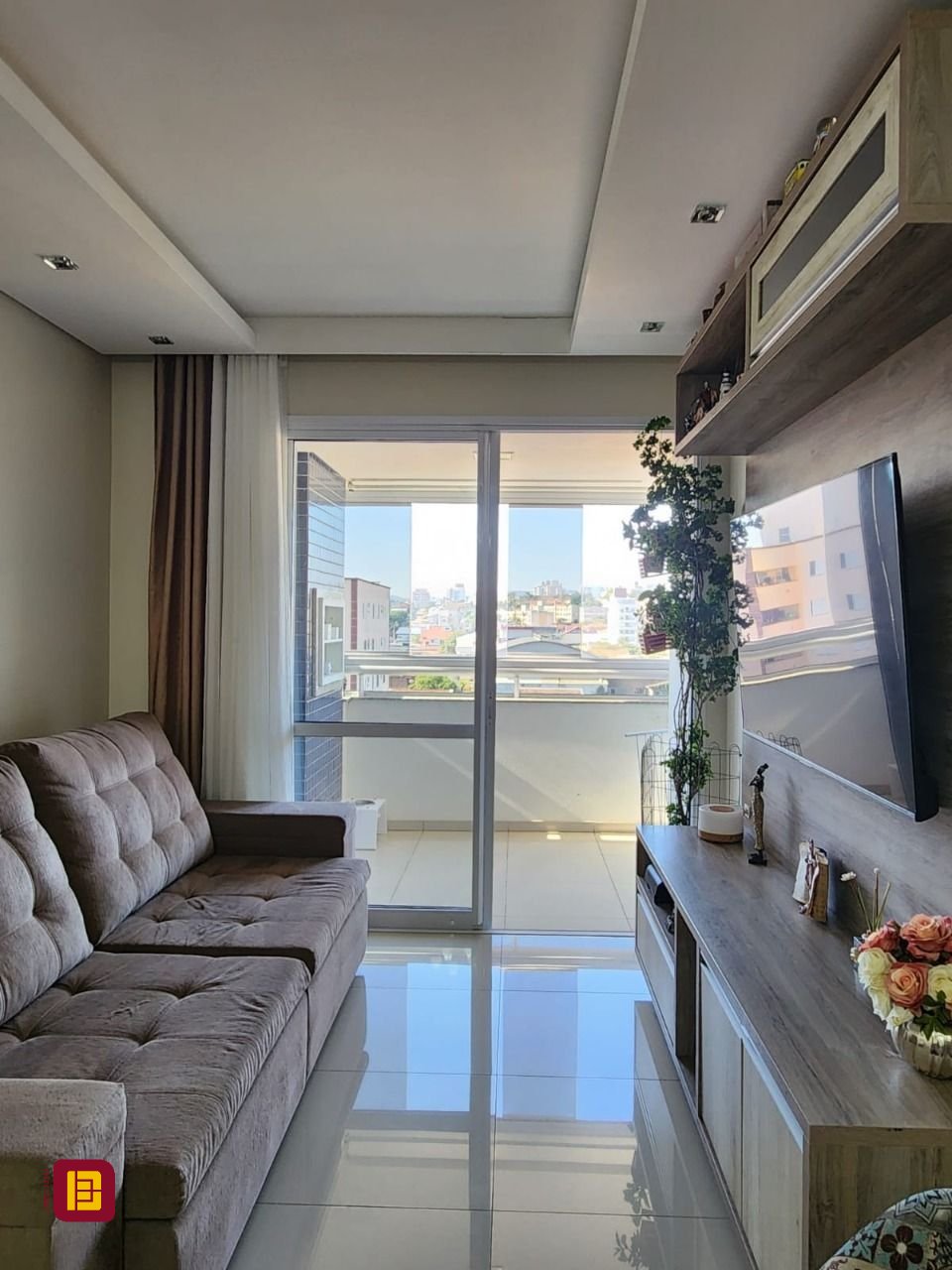 Apartamento com 92m², 3 quartos (sendo 1 suíte), 1 garagem, no bairro Barreiros em São José