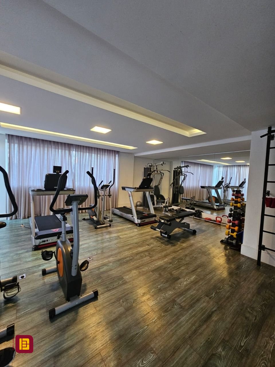 Apartamento com 92m², 3 quartos (sendo 1 suíte), 1 garagem, no bairro Barreiros em São José