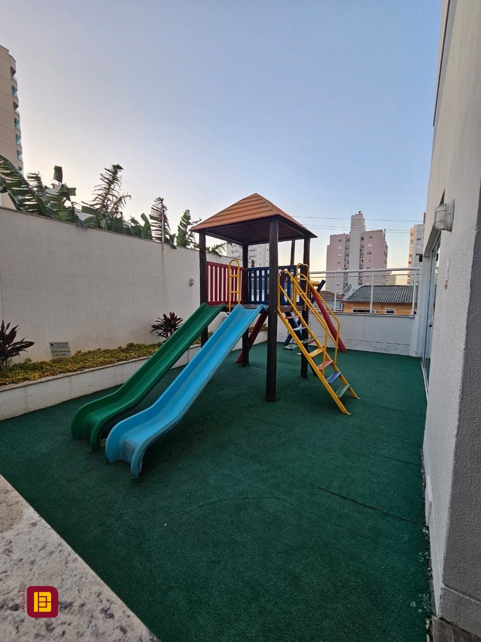 Apartamento com 92m², 3 quartos (sendo 1 suíte), 1 garagem, no bairro Barreiros em São José