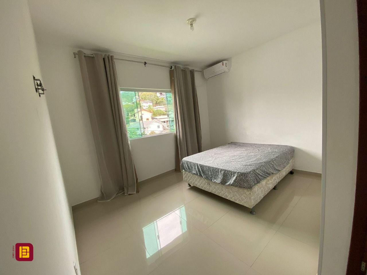 Casa com 162m², 4 quartos (sendo 2 suítes), 6 garagens, no bairro Cachoeira do Bom Jesus em Florianópolis