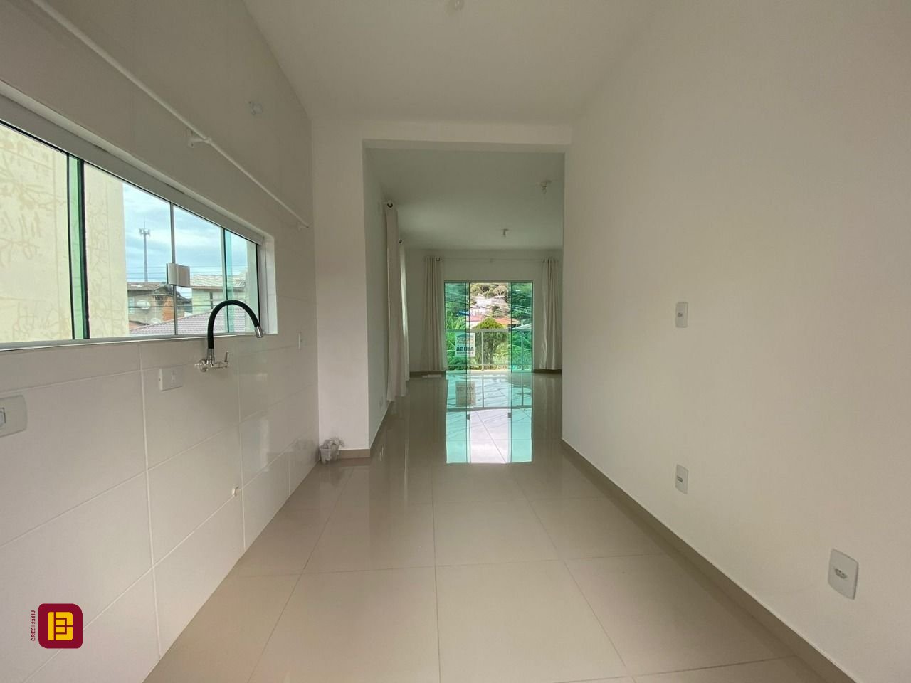 Casa com 162m², 4 quartos (sendo 2 suítes), 6 garagens, no bairro Cachoeira do Bom Jesus em Florianópolis