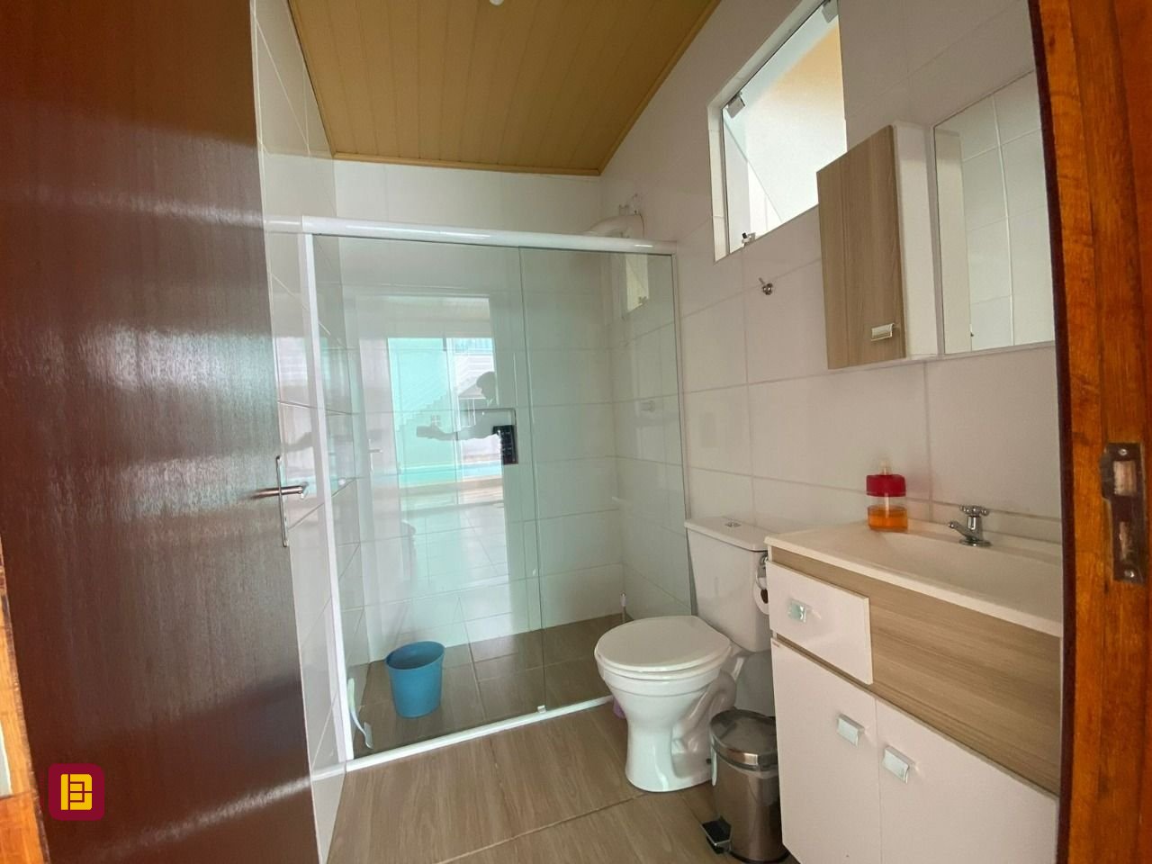 Casa com 162m², 4 quartos (sendo 2 suítes), 6 garagens, no bairro Cachoeira do Bom Jesus em Florianópolis
