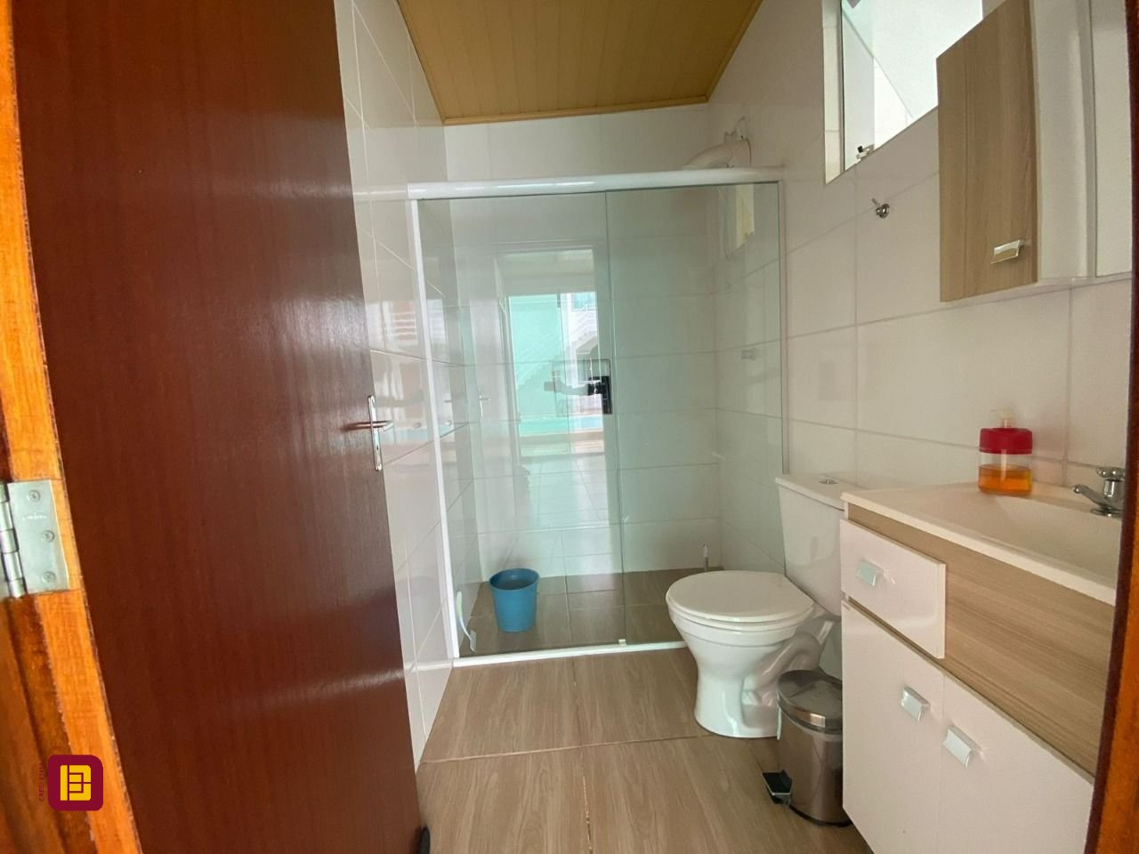 Casa com 162m², 4 quartos (sendo 2 suítes), 6 garagens, no bairro Cachoeira do Bom Jesus em Florianópolis