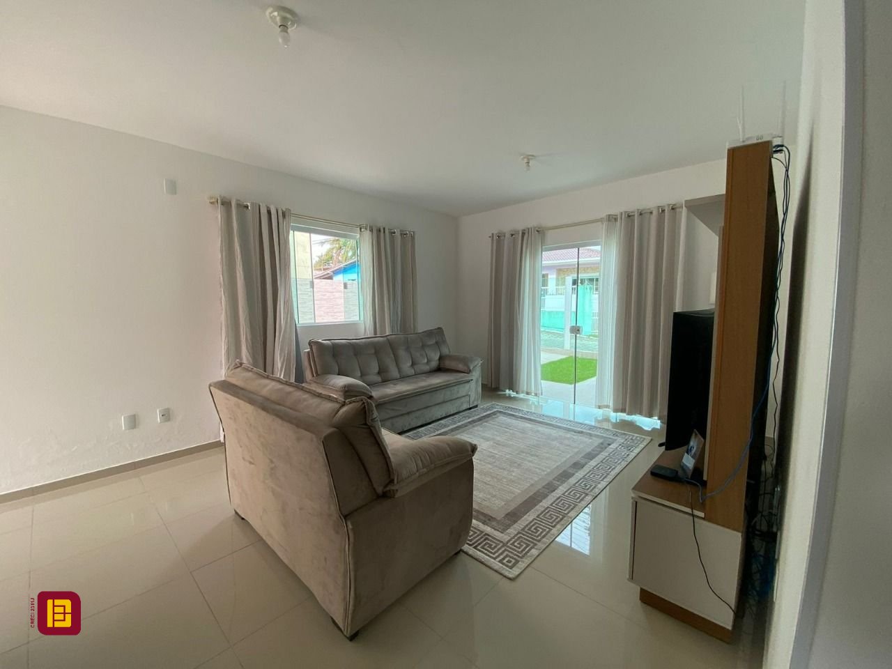 Casa com 162m², 4 quartos (sendo 2 suítes), 6 garagens, no bairro Cachoeira do Bom Jesus em Florianópolis