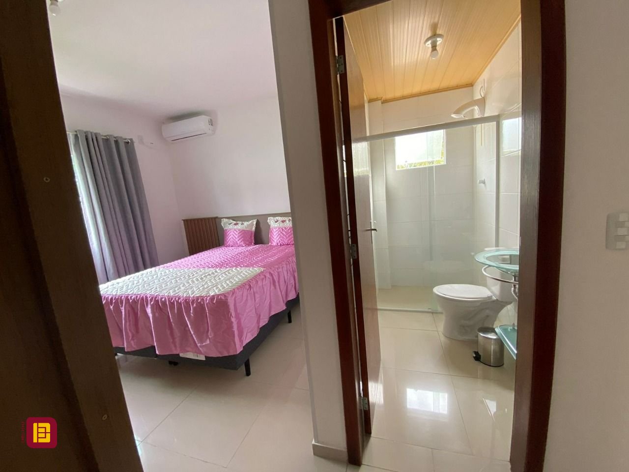 Casa com 162m², 4 quartos (sendo 2 suítes), 6 garagens, no bairro Cachoeira do Bom Jesus em Florianópolis