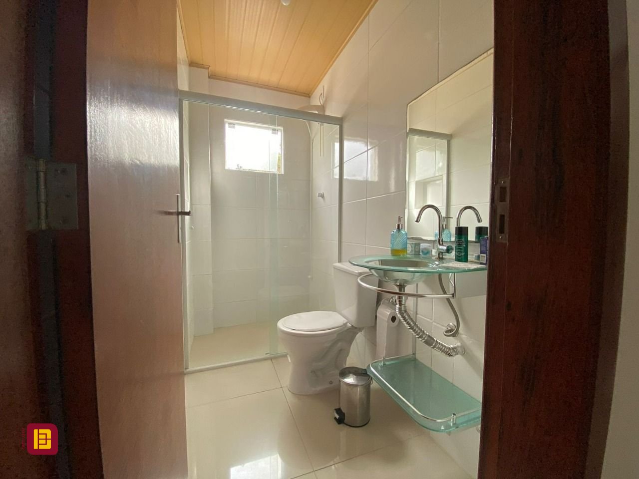 Casa com 162m², 4 quartos (sendo 2 suítes), 6 garagens, no bairro Cachoeira do Bom Jesus em Florianópolis