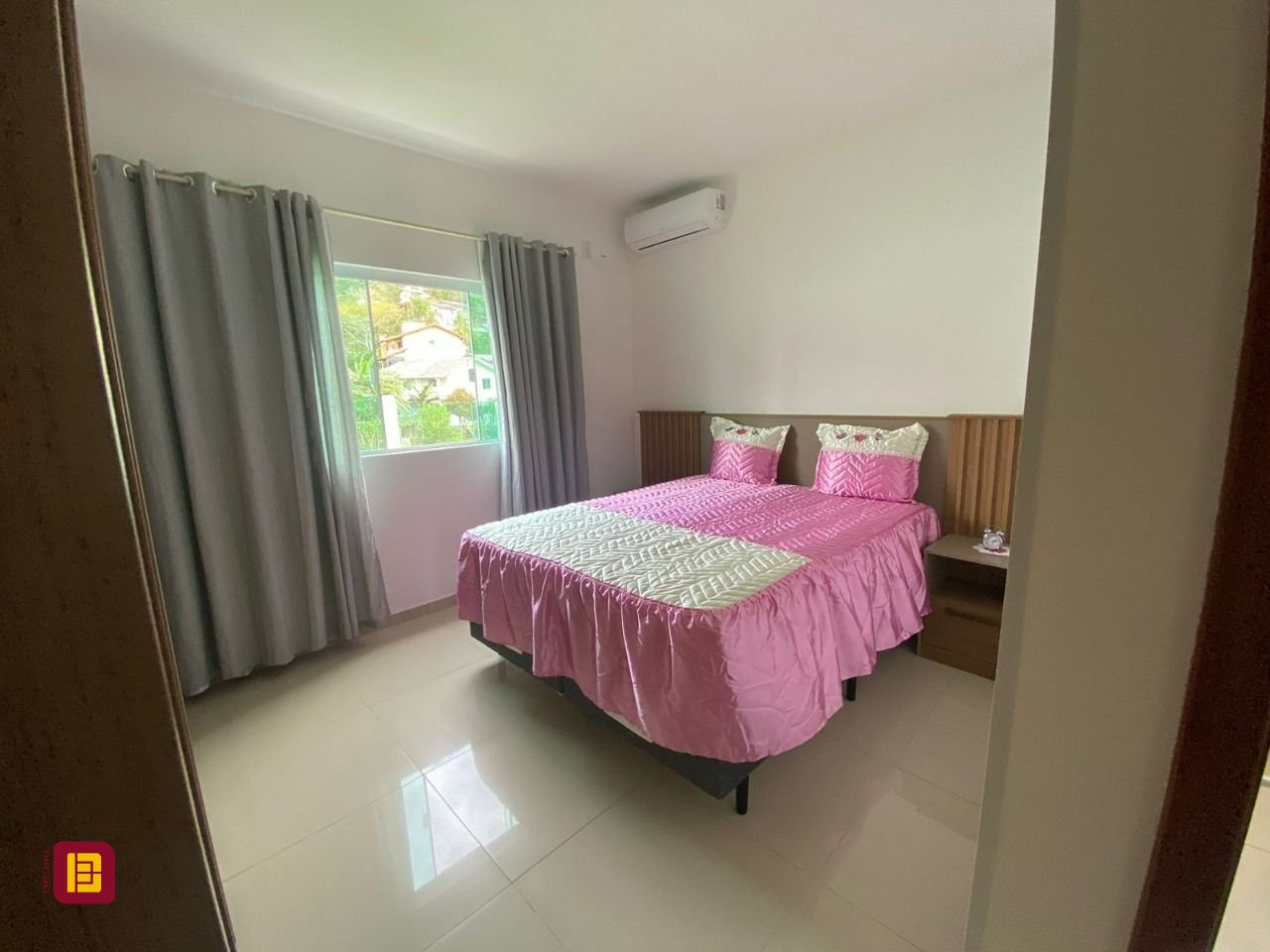 Casa com 162m², 4 quartos (sendo 2 suítes), 6 garagens, no bairro Cachoeira do Bom Jesus em Florianópolis