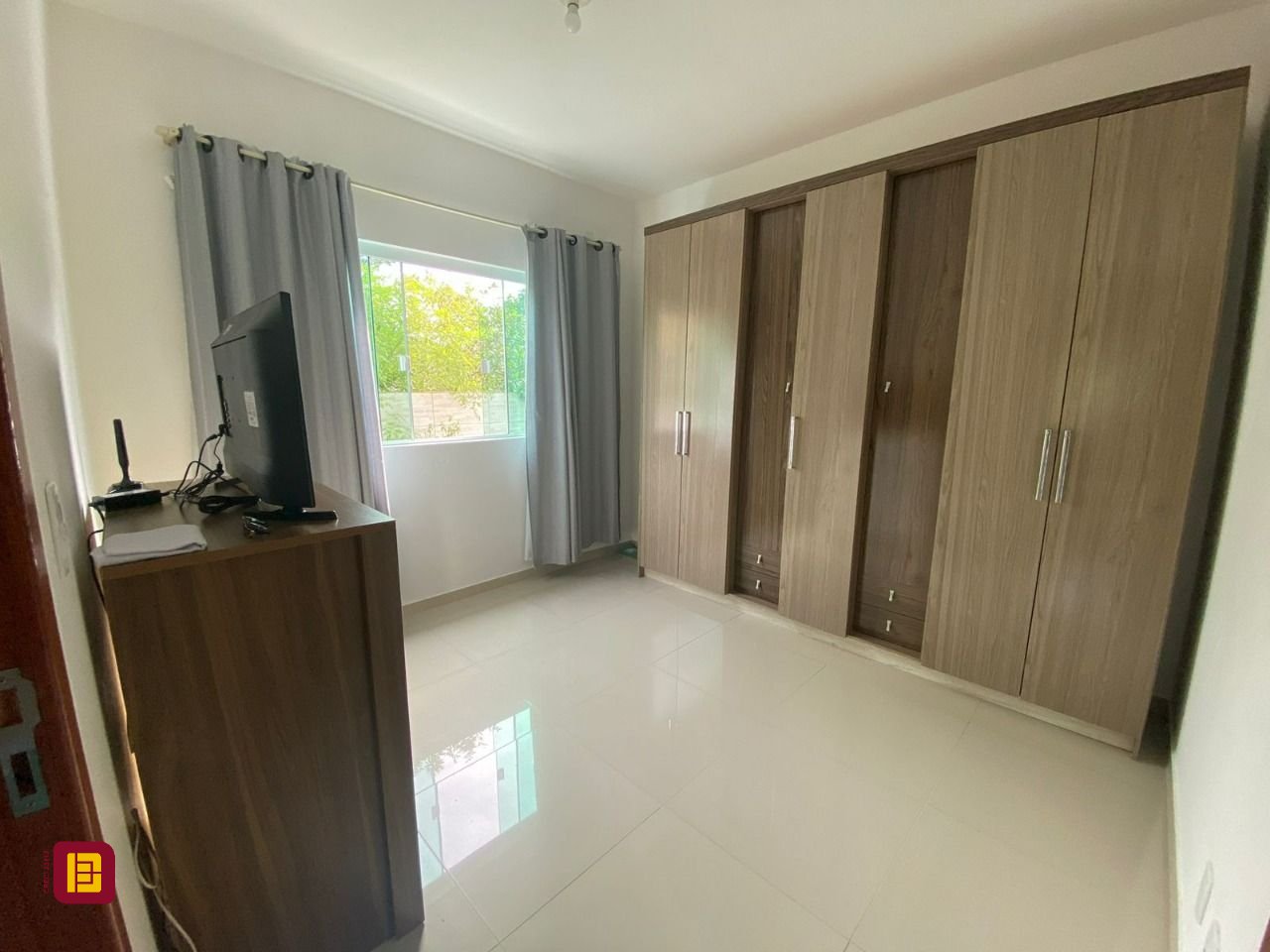 Casa com 162m², 4 quartos (sendo 2 suítes), 6 garagens, no bairro Cachoeira do Bom Jesus em Florianópolis