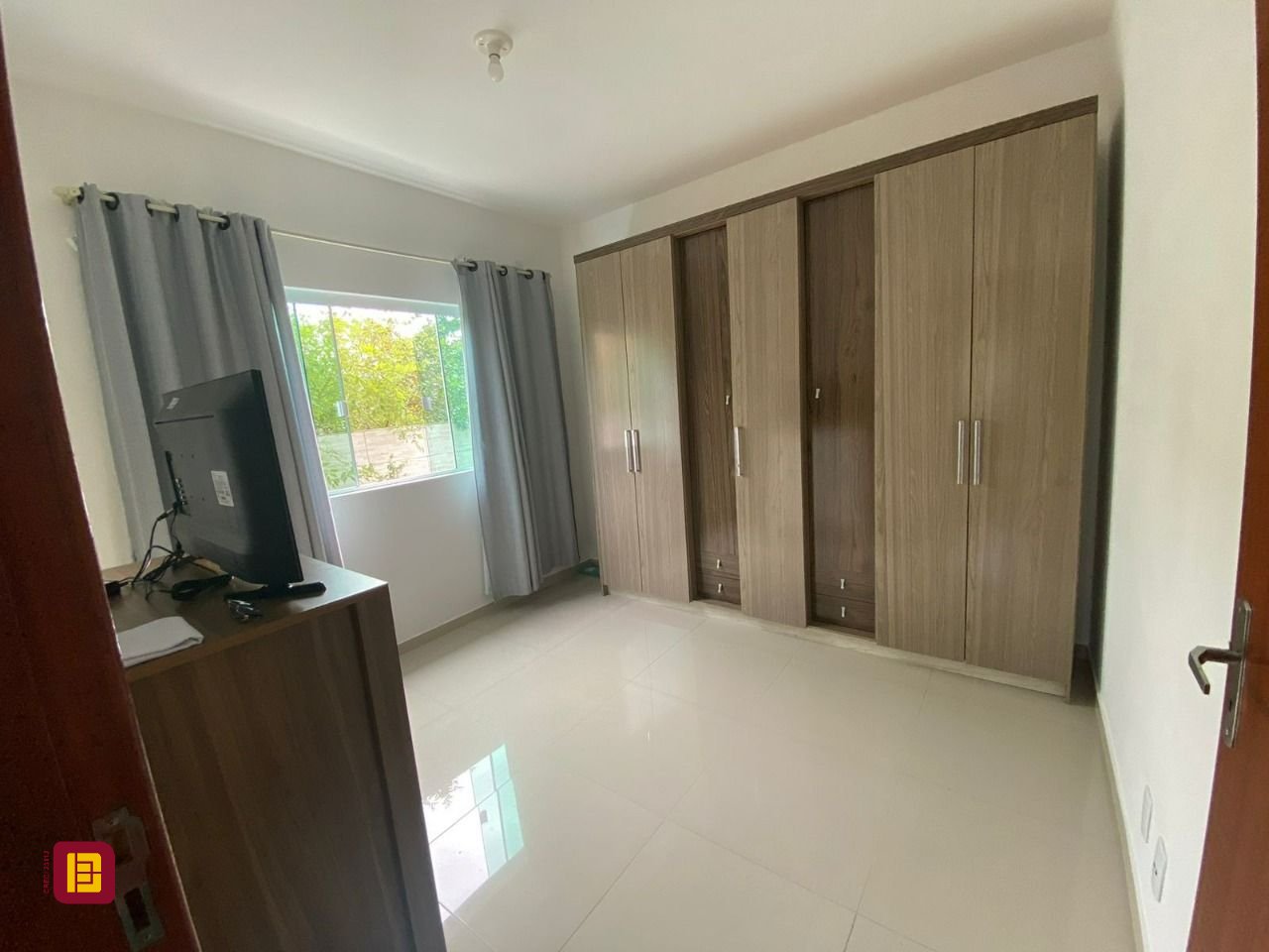 Casa com 162m², 4 quartos (sendo 2 suítes), 6 garagens, no bairro Cachoeira do Bom Jesus em Florianópolis