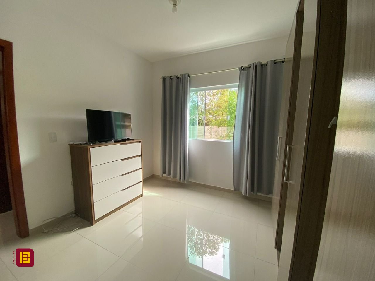 Casa com 162m², 4 quartos (sendo 2 suítes), 6 garagens, no bairro Cachoeira do Bom Jesus em Florianópolis