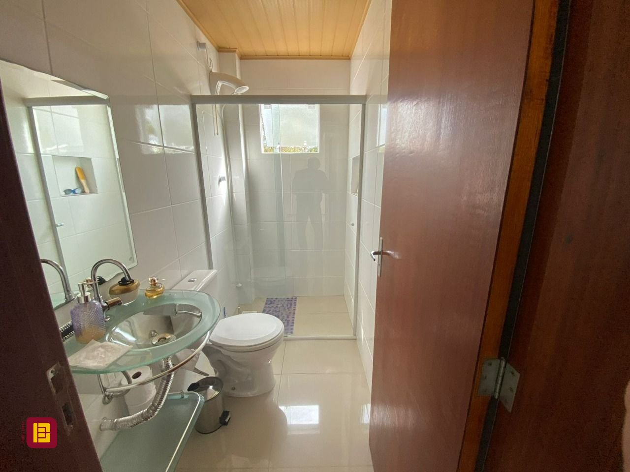 Casa com 162m², 4 quartos (sendo 2 suítes), 6 garagens, no bairro Cachoeira do Bom Jesus em Florianópolis
