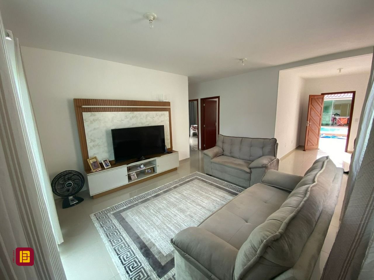 Casa com 162m², 4 quartos (sendo 2 suítes), 6 garagens, no bairro Cachoeira do Bom Jesus em Florianópolis