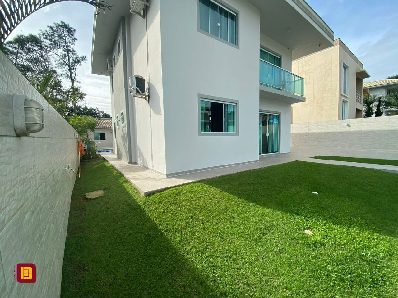 Casa com 162m², 4 quartos (sendo 2 suítes), 6 garagens, no bairro Cachoeira do Bom Jesus em Florianópolis