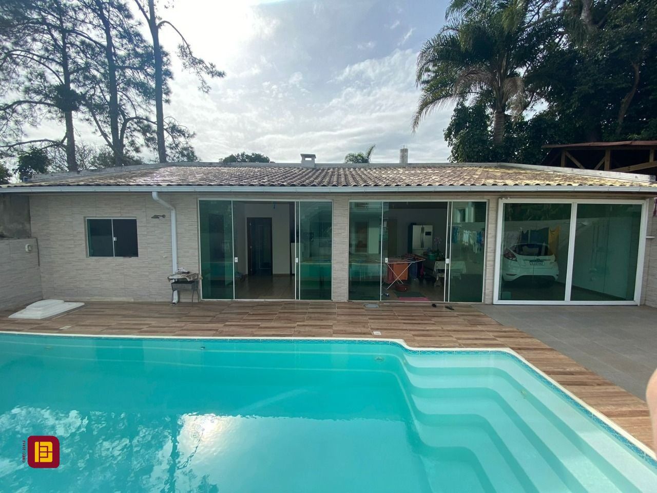 Casa com 162m², 4 quartos (sendo 2 suítes), 6 garagens, no bairro Cachoeira do Bom Jesus em Florianópolis