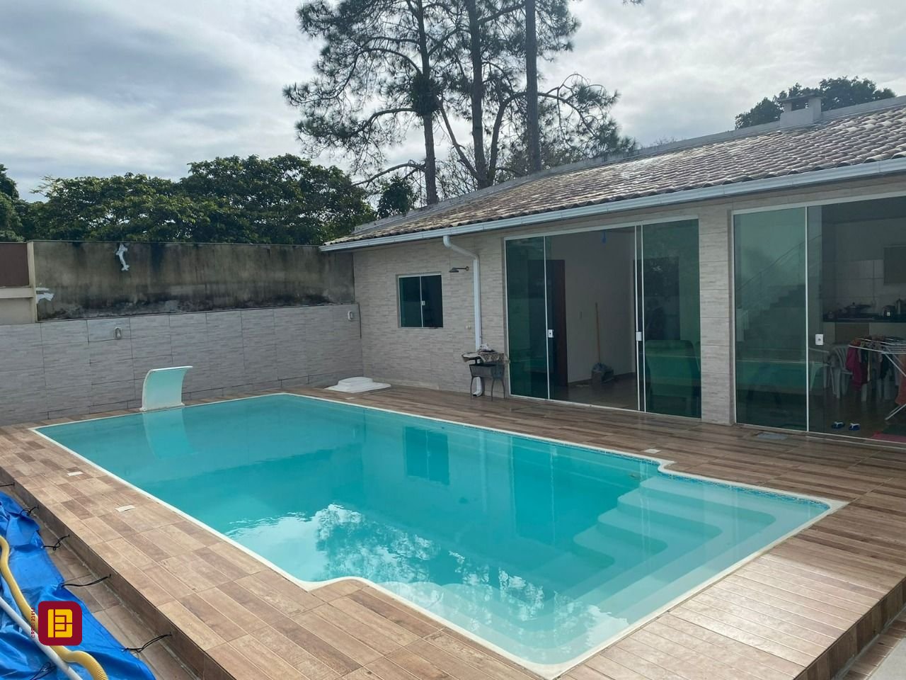 Casa com 162m², 4 quartos (sendo 2 suítes), 6 garagens, no bairro Cachoeira do Bom Jesus em Florianópolis