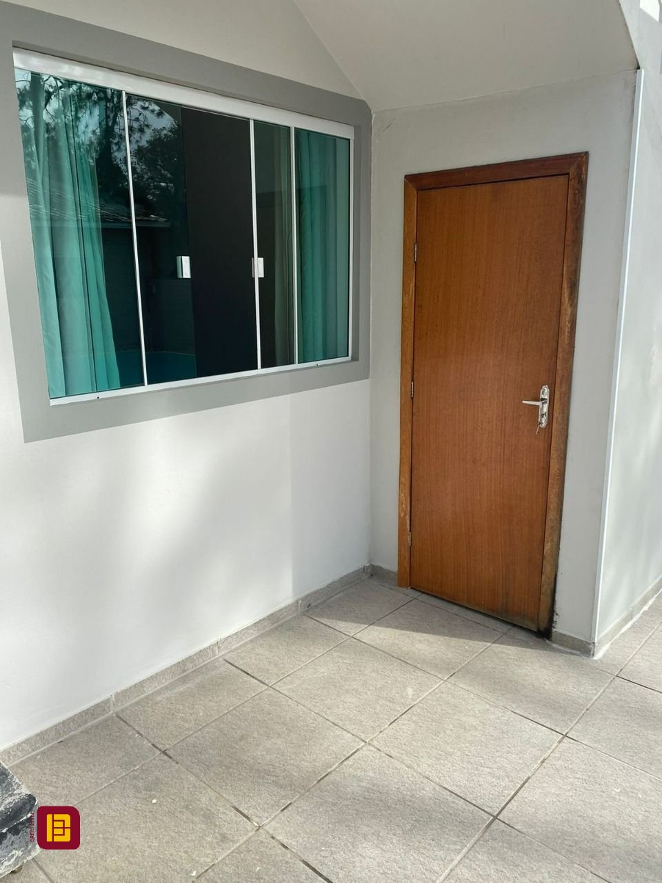 Casa com 162m², 4 quartos (sendo 2 suítes), 6 garagens, no bairro Cachoeira do Bom Jesus em Florianópolis
