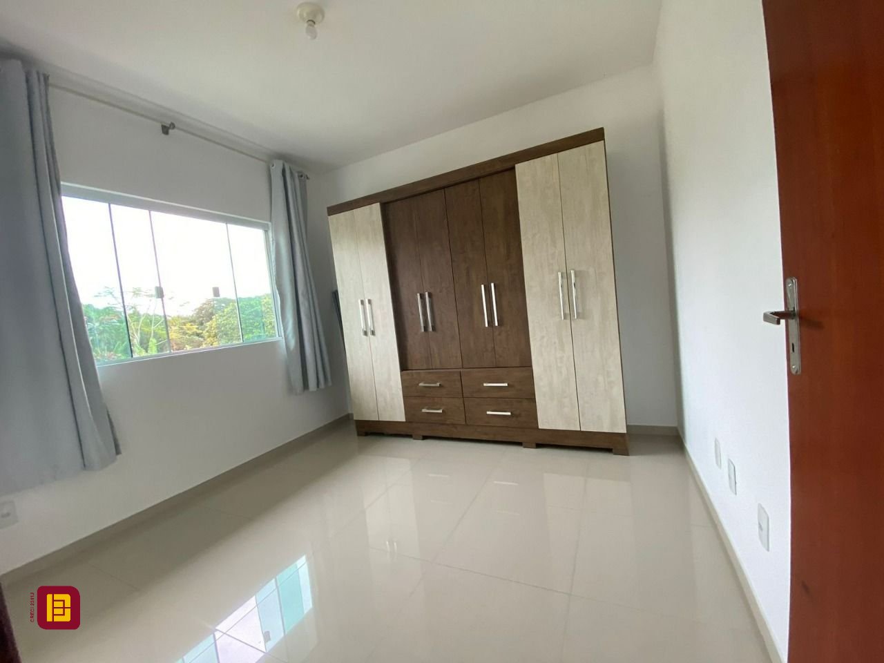 Casa com 162m², 4 quartos (sendo 2 suítes), 6 garagens, no bairro Cachoeira do Bom Jesus em Florianópolis