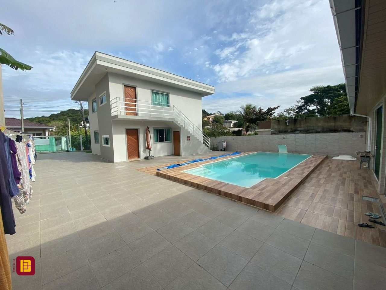 Casa com 162m², 4 quartos (sendo 2 suítes), 6 garagens, no bairro Cachoeira do Bom Jesus em Florianópolis