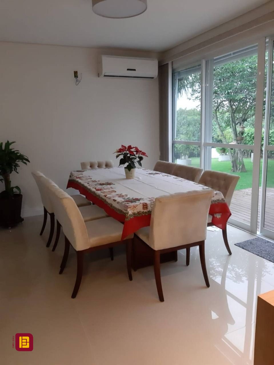 Casa com 190m², 3 quartos (sendo 2 suítes), 3 garagens, no bairro Daniela em Florianópolis