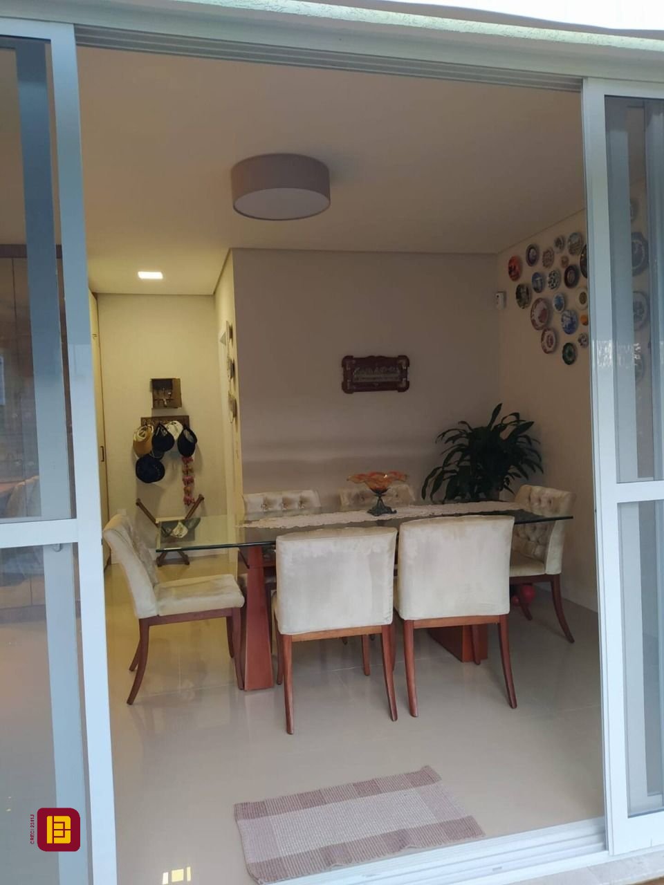 Casa com 190m², 3 quartos (sendo 2 suítes), 3 garagens, no bairro Daniela em Florianópolis