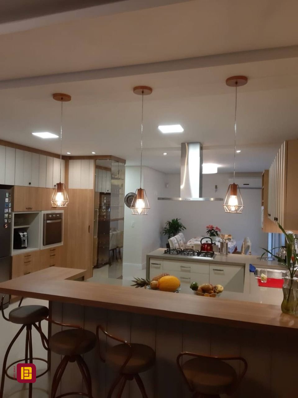 Casa com 190m², 3 quartos (sendo 2 suítes), 3 garagens, no bairro Daniela em Florianópolis