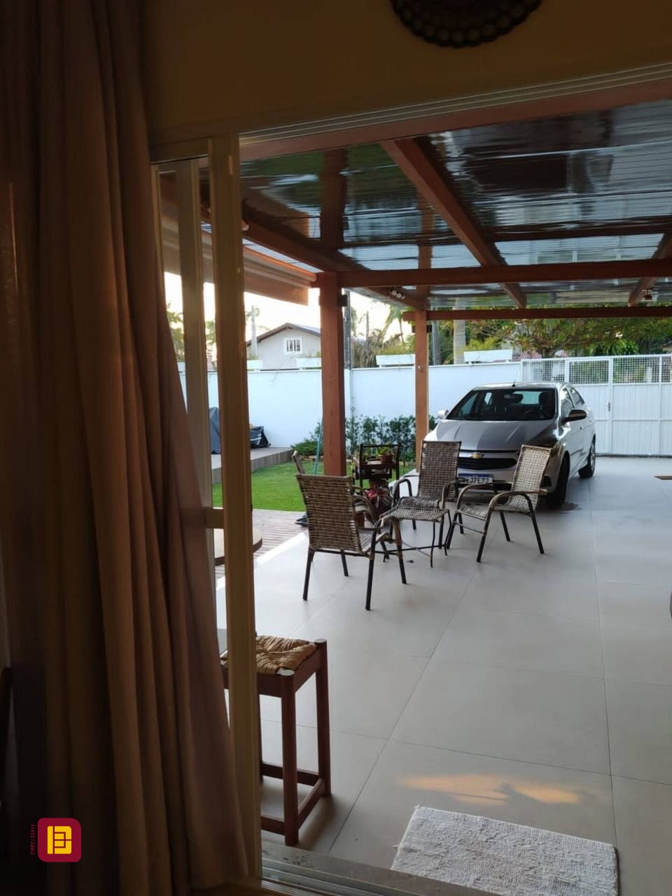 Casa com 190m², 3 quartos (sendo 2 suítes), 3 garagens, no bairro Daniela em Florianópolis