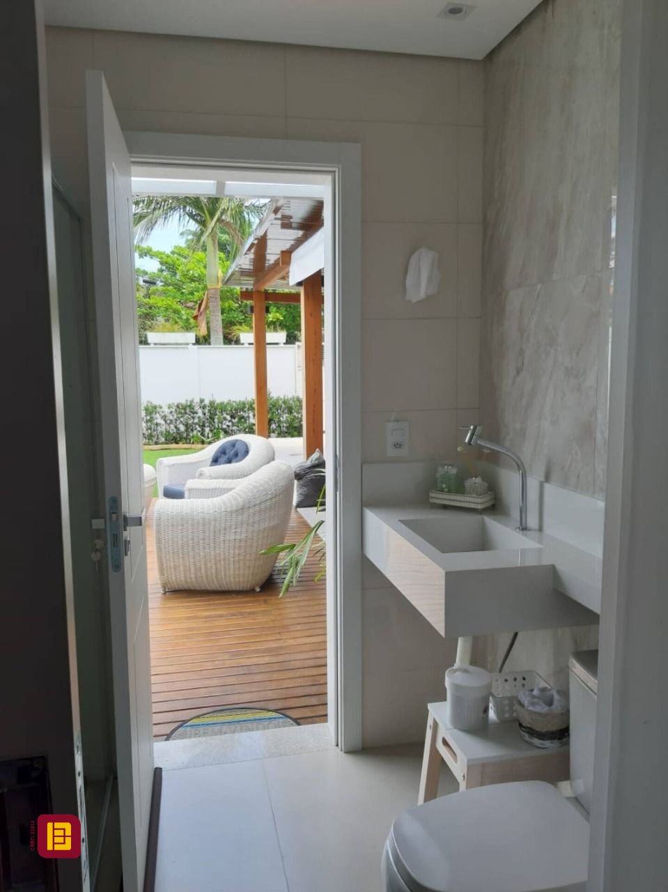 Casa com 190m², 3 quartos (sendo 2 suítes), 3 garagens, no bairro Daniela em Florianópolis