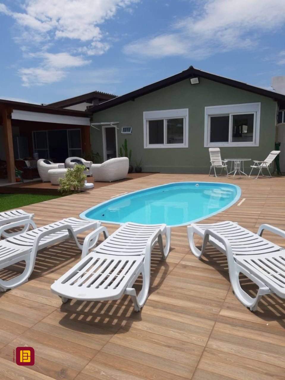 Casa com 190m², 3 quartos (sendo 2 suítes), 3 garagens, no bairro Daniela em Florianópolis