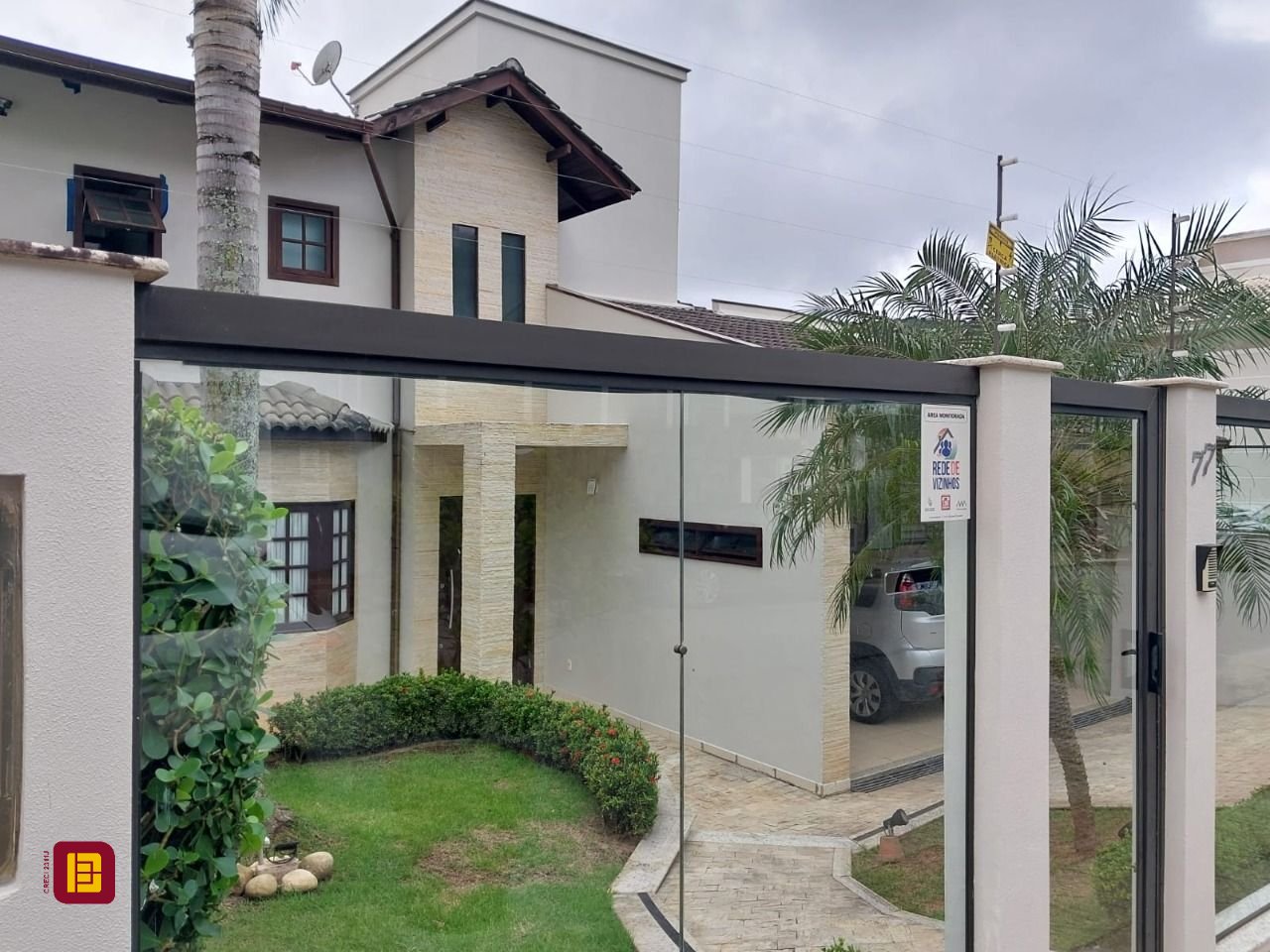Casa com 220m², 6 quartos (sendo 2 suítes), 2 garagens, no bairro Córrego Grande em Florianópolis