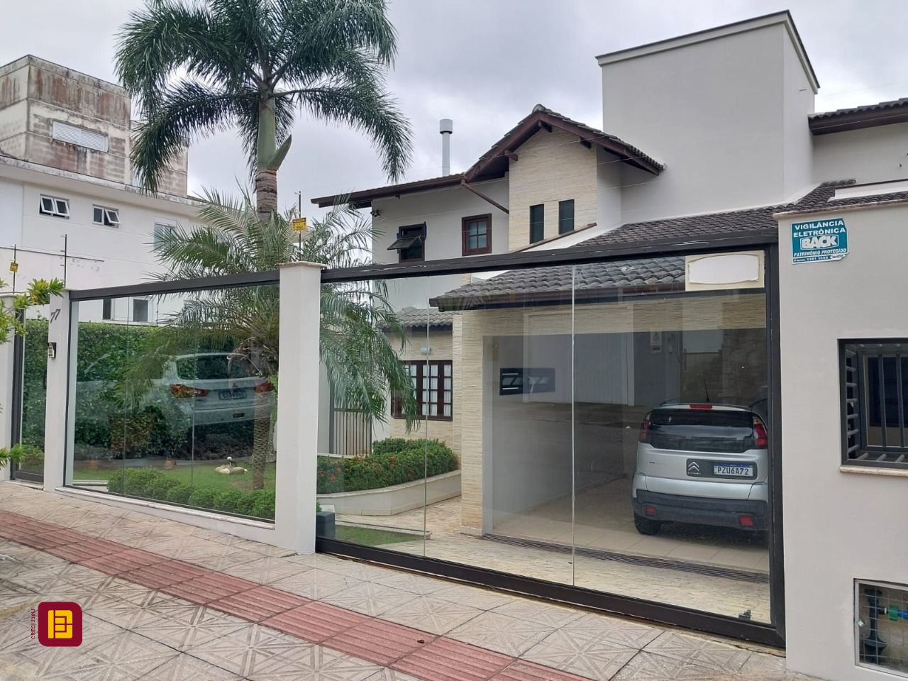 Casa com 220m², 6 quartos (sendo 2 suítes), 2 garagens, no bairro Córrego Grande em Florianópolis