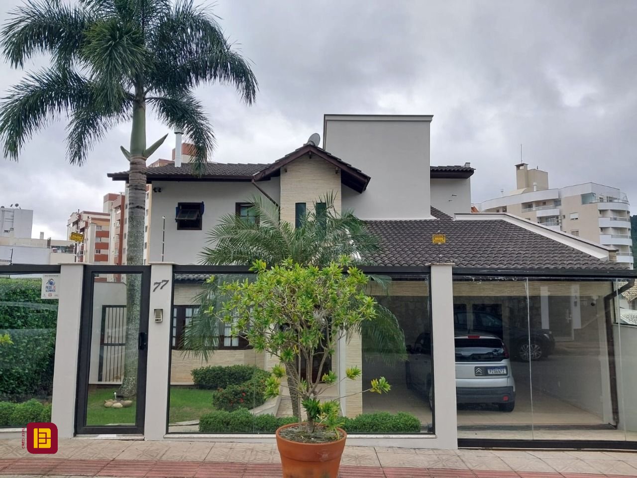 Casa com 220m², 6 quartos (sendo 2 suítes), 2 garagens, no bairro Córrego Grande em Florianópolis