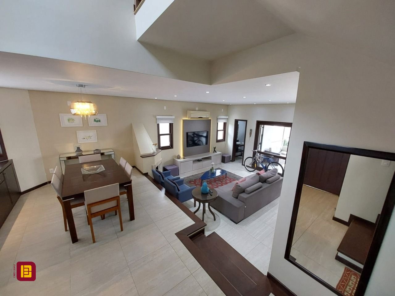 Casa com 220m², 6 quartos (sendo 2 suítes), 2 garagens, no bairro Córrego Grande em Florianópolis