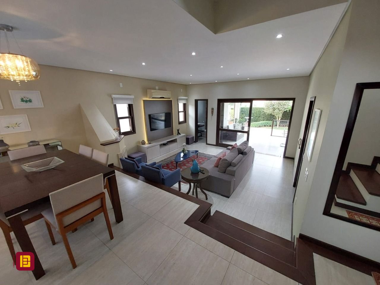Casa com 220m², 6 quartos (sendo 2 suítes), 2 garagens, no bairro Córrego Grande em Florianópolis