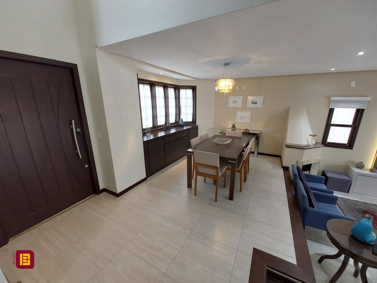 Casa com 220m², 6 quartos (sendo 2 suítes), 2 garagens, no bairro Córrego Grande em Florianópolis