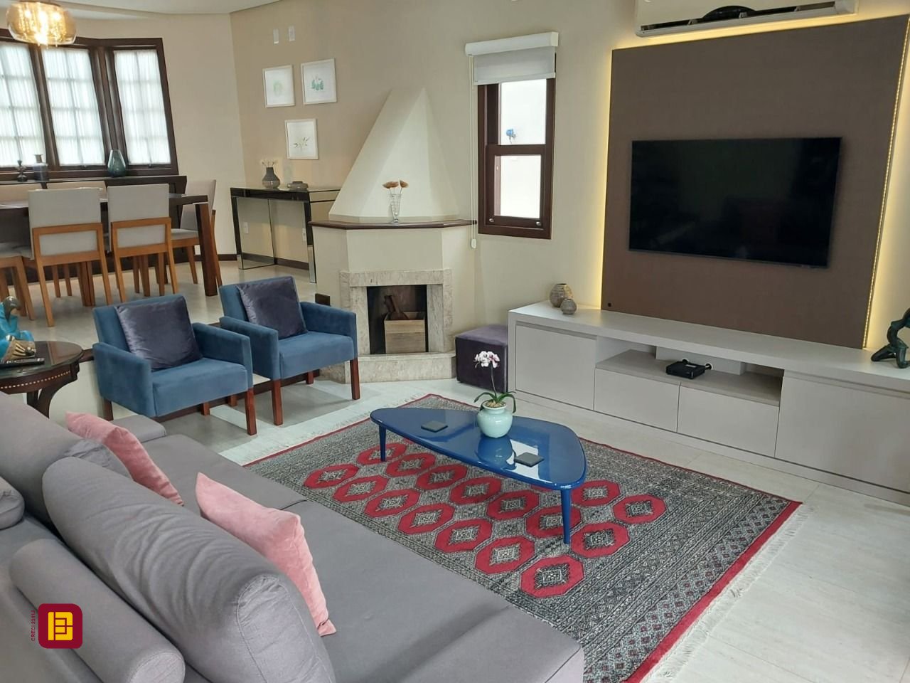 Casa com 220m², 6 quartos (sendo 2 suítes), 2 garagens, no bairro Córrego Grande em Florianópolis