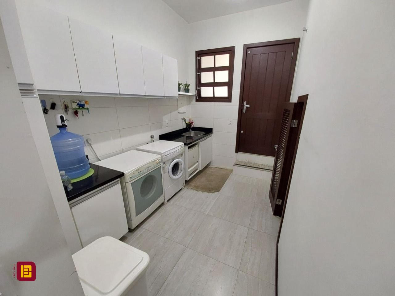 Casa com 220m², 6 quartos (sendo 2 suítes), 2 garagens, no bairro Córrego Grande em Florianópolis