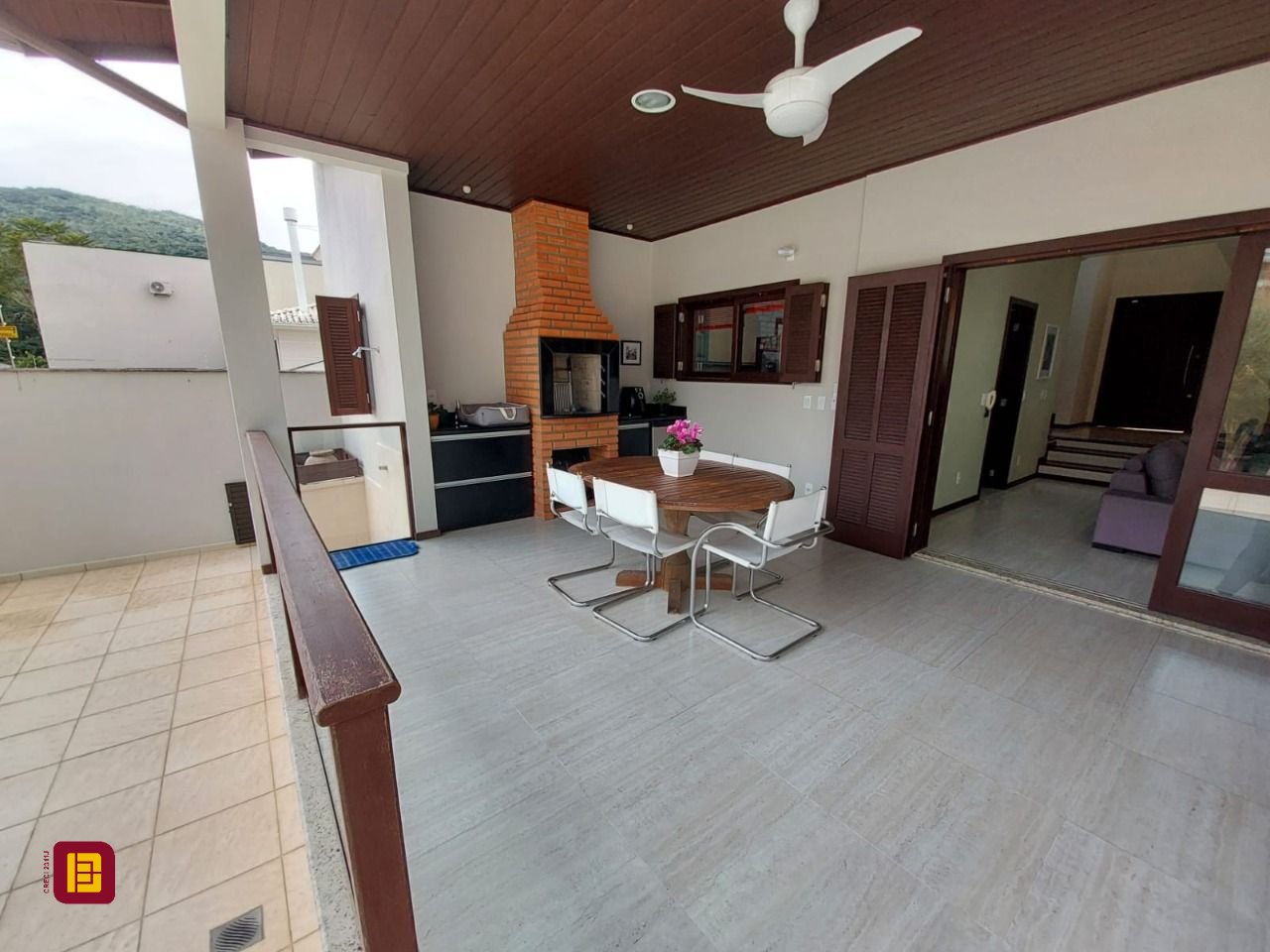 Casa com 220m², 6 quartos (sendo 2 suítes), 2 garagens, no bairro Córrego Grande em Florianópolis