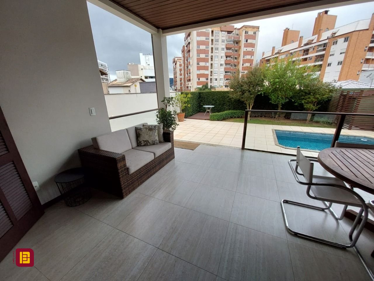 Casa com 220m², 6 quartos (sendo 2 suítes), 2 garagens, no bairro Córrego Grande em Florianópolis