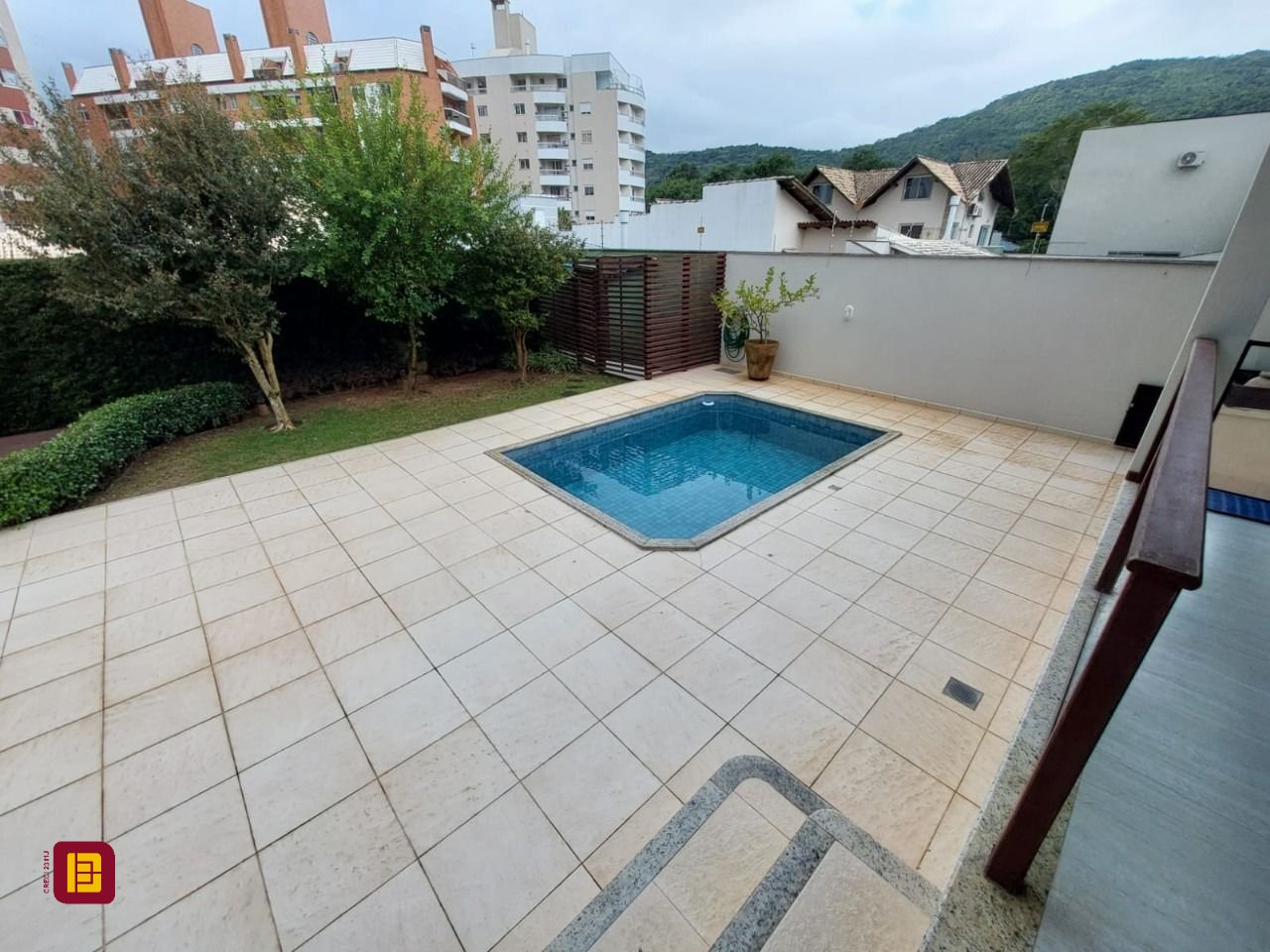 Casa com 220m², 6 quartos (sendo 2 suítes), 2 garagens, no bairro Córrego Grande em Florianópolis