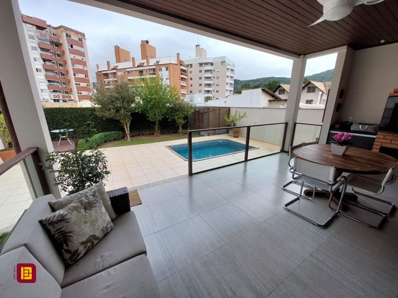 Casa com 220m², 6 quartos (sendo 2 suítes), 2 garagens, no bairro Córrego Grande em Florianópolis