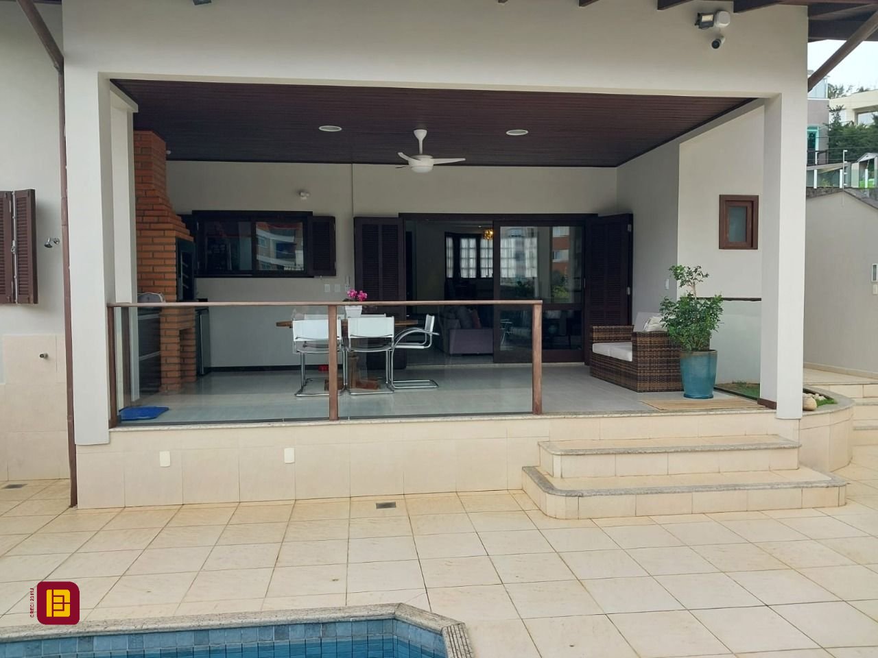 Casa com 220m², 6 quartos (sendo 2 suítes), 2 garagens, no bairro Córrego Grande em Florianópolis