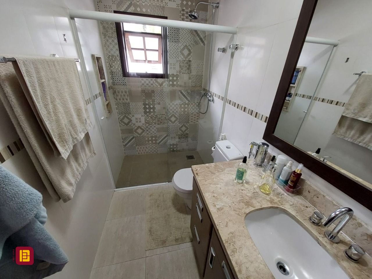Casa com 220m², 6 quartos (sendo 2 suítes), 2 garagens, no bairro Córrego Grande em Florianópolis