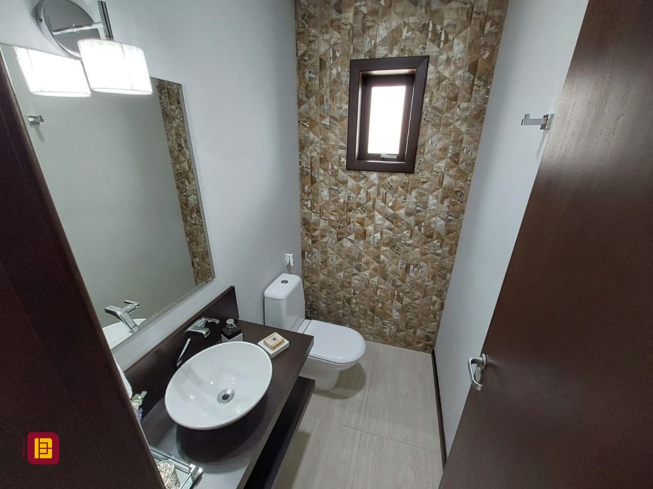 Casa com 220m², 6 quartos (sendo 2 suítes), 2 garagens, no bairro Córrego Grande em Florianópolis
