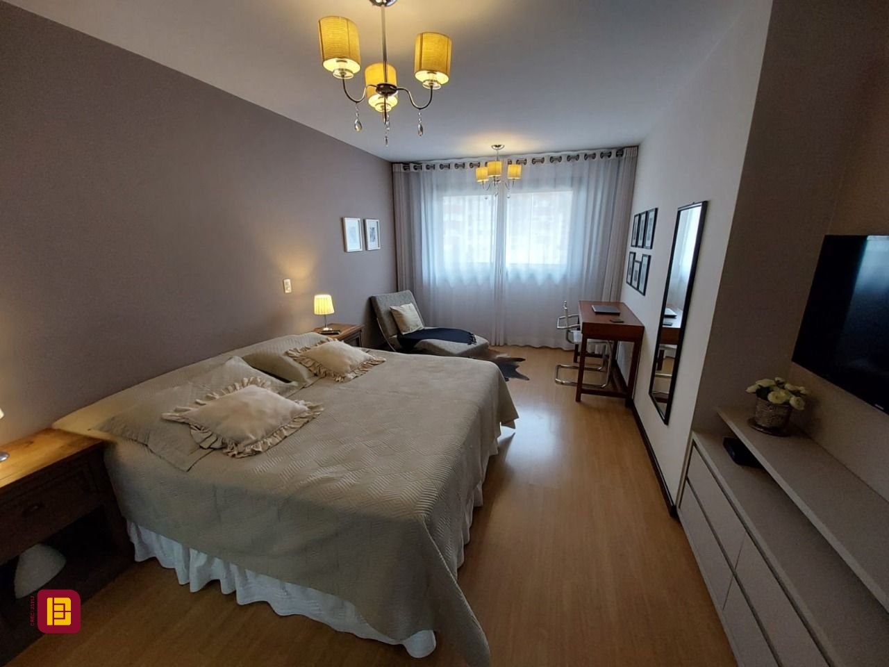 Casa com 220m², 6 quartos (sendo 2 suítes), 2 garagens, no bairro Córrego Grande em Florianópolis
