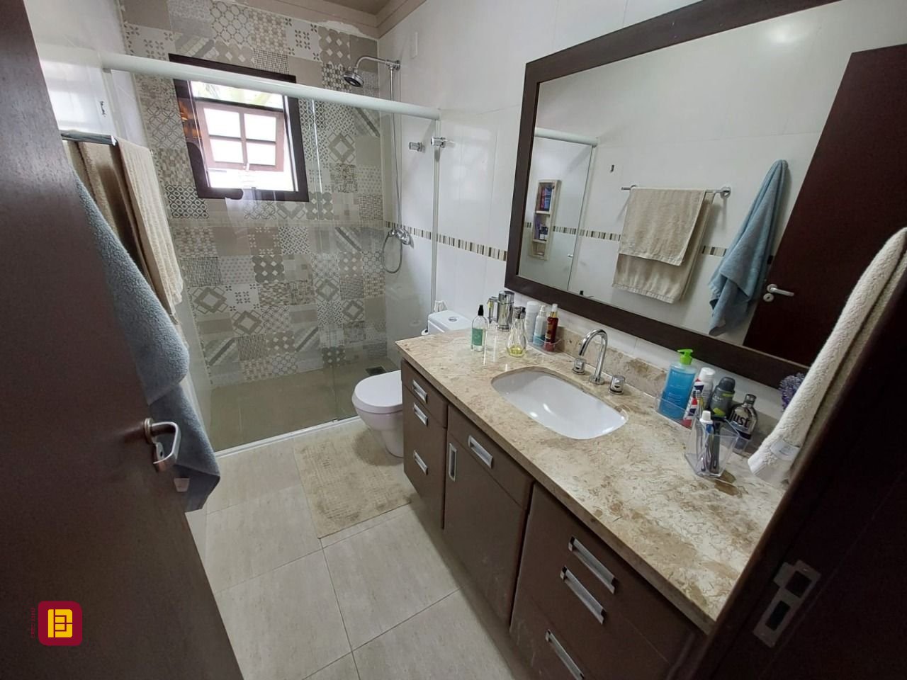 Casa com 220m², 6 quartos (sendo 2 suítes), 2 garagens, no bairro Córrego Grande em Florianópolis