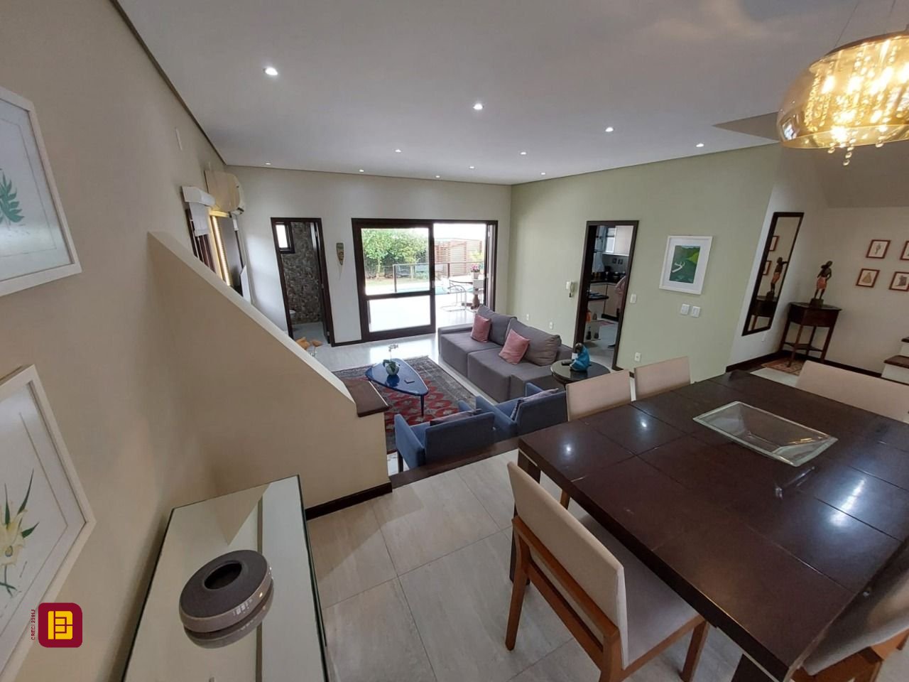 Casa com 220m², 6 quartos (sendo 2 suítes), 2 garagens, no bairro Córrego Grande em Florianópolis
